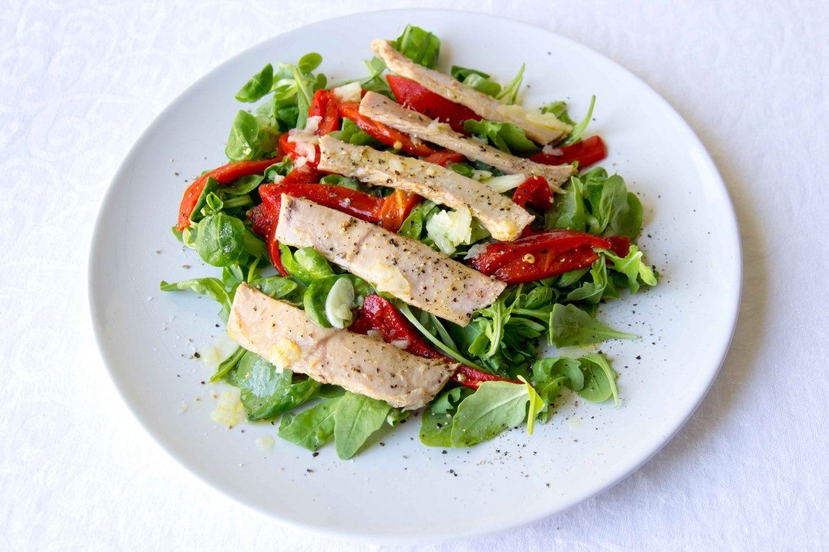 presentacion-principal-de-la-ensalada-verde-con-pimientos-de-piquillo-y-ventresca